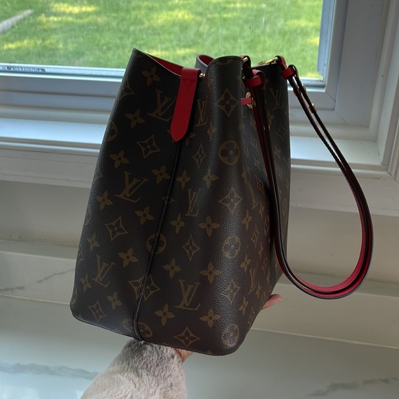Louis Vuitton NeoNoe Shoulder Bag in Monogram Print with Poppy Red Accents - Picture 3 of 7